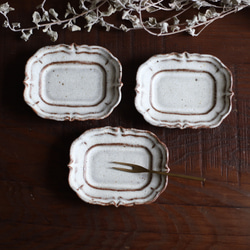 鉄粉のある　輪花長豆皿　シャビーな雰囲気の乳白色　陶器　クリスマスギフト 2枚目の画像