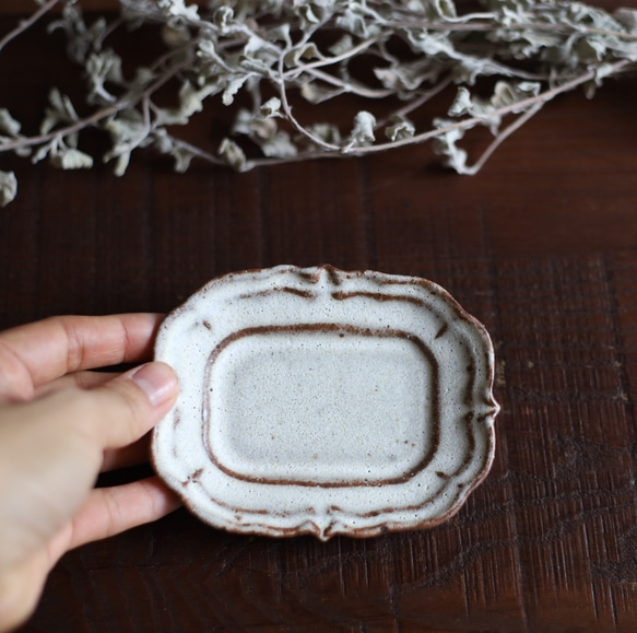 鉄粉のある　輪花長豆皿　シャビーな雰囲気の乳白色　陶器　クリスマスギフト 3枚目の画像