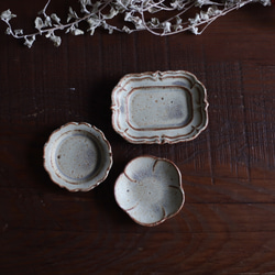 鉄粉のある　輪花長豆皿　シャビーな雰囲気の乳白色　陶器　クリスマスギフト 6枚目の画像