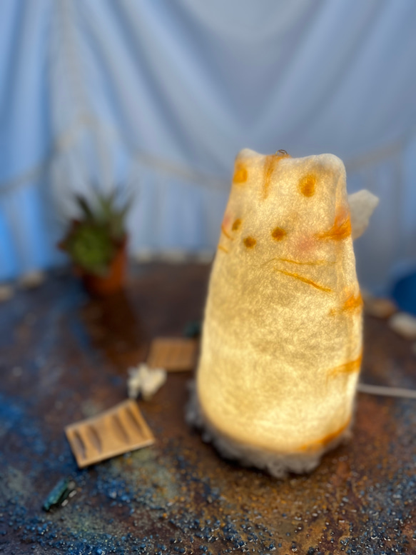 【受注制作】ふわり舞うのが得意な羊毛フェルト猫のランプ（ふわり浮かぶ着せ替えらんぷ2way3way） 3枚目の画像