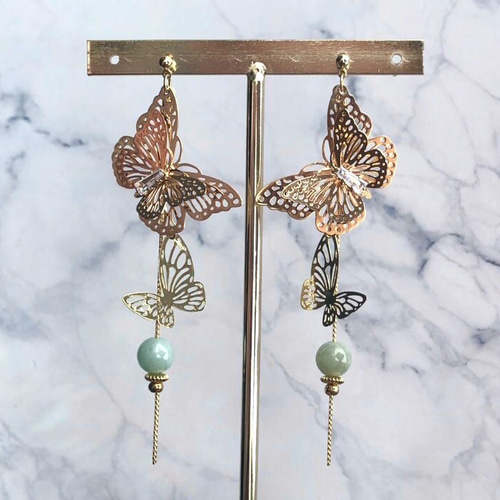 再再販】蝶が舞うとき 天然石 翡翠 ヒスイ ジェダイト 5月誕生石 蝶  