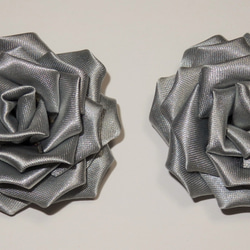 《一点物》サテン バラ シルバー シューズクリップ 銀 花　2個セット（1足分）靴飾り　飾り　装飾品　パンプス　 1枚目の画像