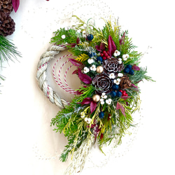 シーダーローズと南天の稲付き生花のフレッシュしめ縄、新年飾り（Mサイズ） 1枚目の画像