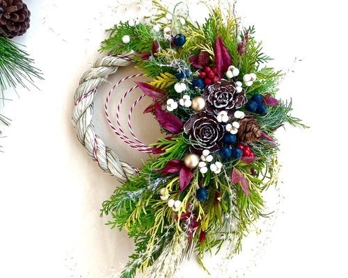 シーダーローズと南天の稲付き生花のフレッシュしめ縄、新年飾り（M