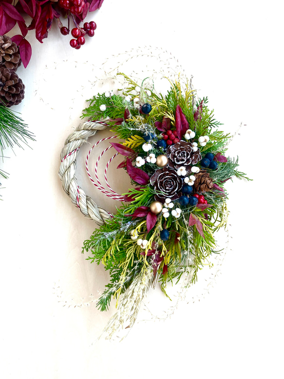 シーダーローズと南天の稲付き生花のフレッシュしめ縄、新年飾り（Mサイズ） 1枚目の画像