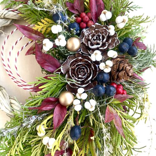 シーダーローズと南天の稲付き生花のフレッシュしめ縄、新年飾り（M