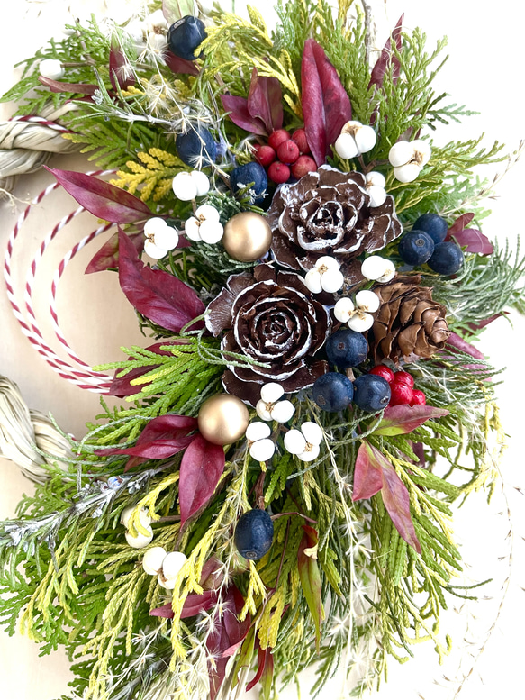 シーダーローズと南天の稲付き生花のフレッシュしめ縄、新年飾り（Mサイズ） 7枚目の画像