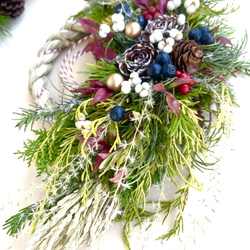 シーダーローズと南天の稲付き生花のフレッシュしめ縄、新年飾り（Mサイズ） 5枚目の画像