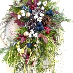 シーダーローズと南天の稲付き生花のフレッシュしめ縄、新年飾り（Mサイズ） 3枚目の画像