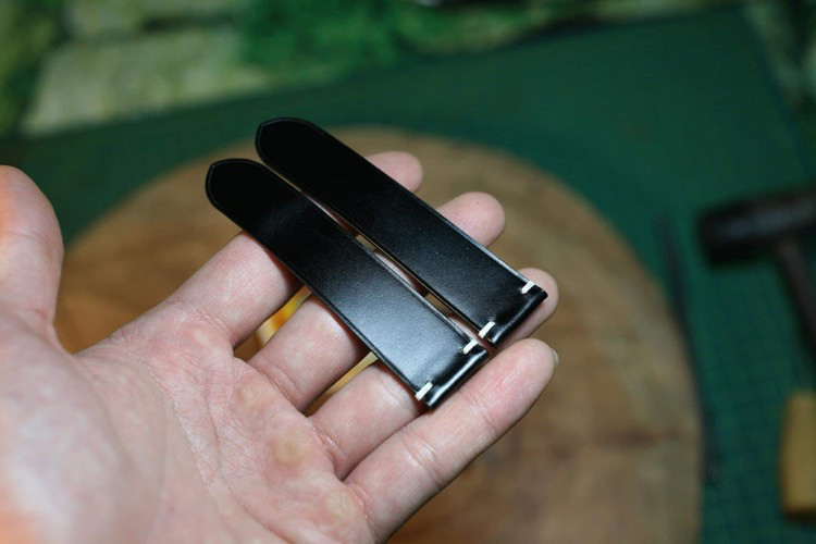 新喜皮革シェルコードヴァンを使用した時計ベルトです。  アップルウォッチ時計ベルト手作り時計バンド。