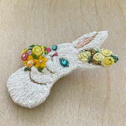 キラキラ刺繍うさぎブローチ(黄色い花束) 3枚目の画像