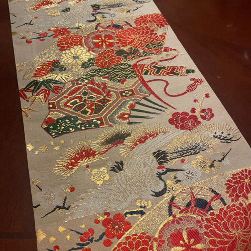 豪華刺繍 花嫁衣装の丸帯から作ったタッセル付き正絹テーブル 豪華刺繍 花嫁衣装の丸帯から作ったタッセル付き正絹テーブル
