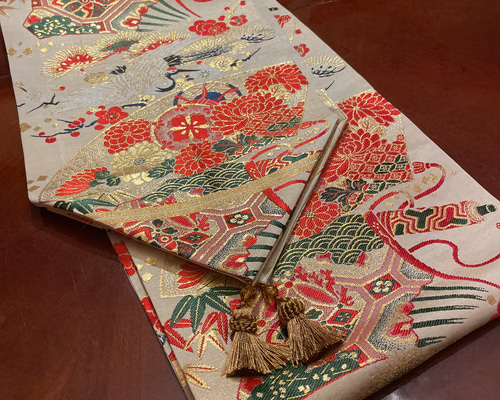 花柄と鳥の刺繍のテーブルランナー(高級正絹丸帯リメイク