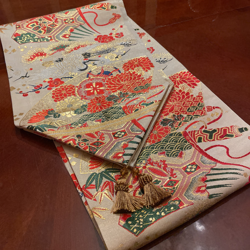 豪華刺繍 花嫁衣装の丸帯から作ったタッセル付き正絹テーブル 豪華刺繍 花嫁衣装の丸帯から作ったタッセル付き正絹テーブル