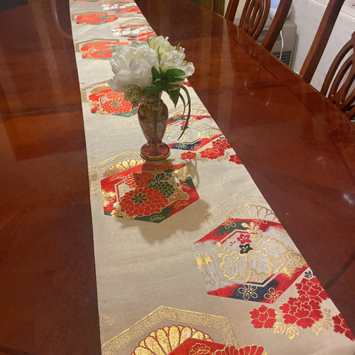 豪華刺繍 花嫁衣装の丸帯から作ったタッセル付き正絹テーブル 豪華刺繍 花嫁衣装の丸帯から作ったタッセル付き正絹テーブル