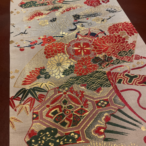 豪華刺繍 花嫁衣装の丸帯から作ったタッセル付き正絹テーブル 豪華刺繍 花嫁衣装の丸帯から作ったタッセル付き正絹テーブル