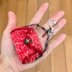 毛糸で編んだ赤いバッグのチャーム 4枚目の画像