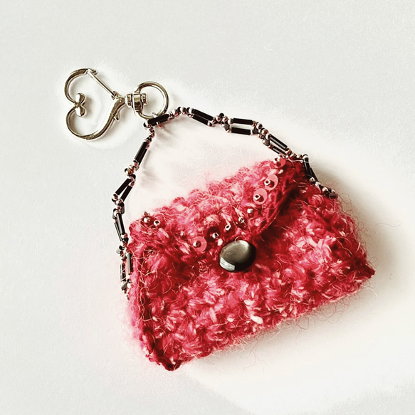 毛糸で編んだ赤いバッグのチャーム 1枚目の画像