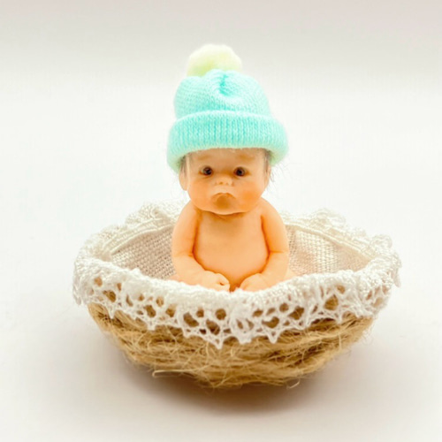 お座りベビー 男の子（ミニチュア赤ちゃん 約3cm）／粘土ドール・かご