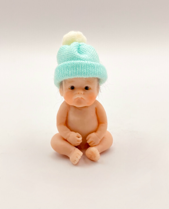 お座りベビー 男の子（ミニチュア赤ちゃん 約3cm）／粘土ドール・かご
