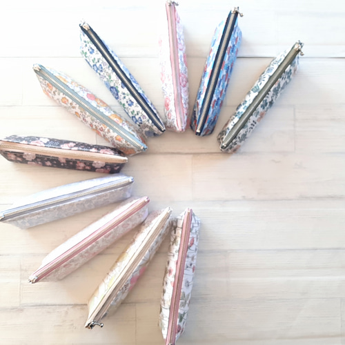 リバティプリントの自立するペンケース☆ラミネートファスナーポーチ