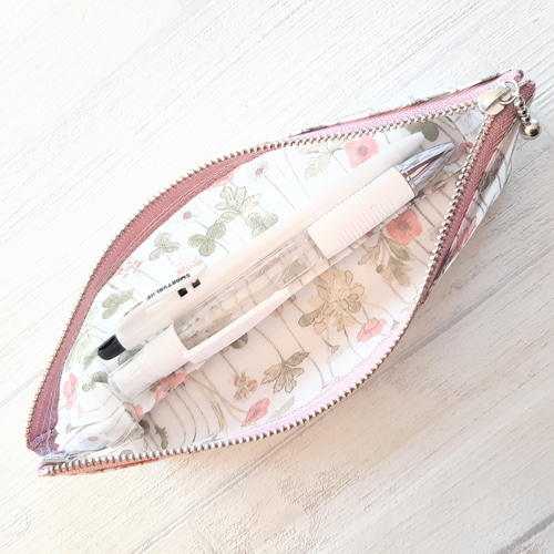 リバティプリントの自立するペンケース☆ラミネートファスナーポーチ