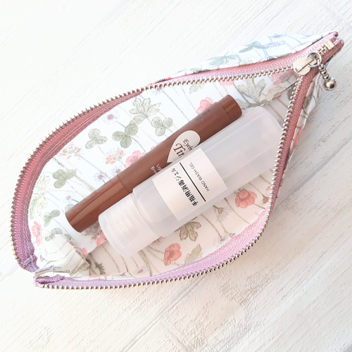 リバティプリントの自立するペンケース☆ラミネートファスナーポーチ