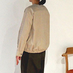 【新色】小さな襟ぐりのボーイッシュなノーカラーシャツ/ ベージュ細コーデュロイ 3枚目の画像