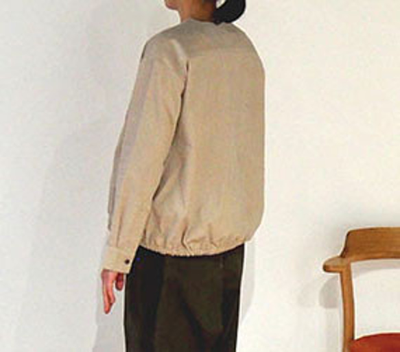 【新色】小さな襟ぐりのボーイッシュなノーカラーシャツ/ ベージュ細コーデュロイ 3枚目の画像