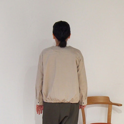 【新色】小さな襟ぐりのボーイッシュなノーカラーシャツ/ ベージュ細コーデュロイ 4枚目の画像