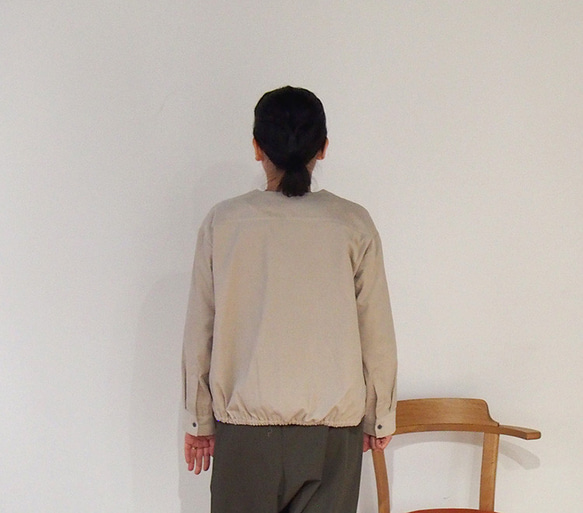【新色】小さな襟ぐりのボーイッシュなノーカラーシャツ/ ベージュ細コーデュロイ 4枚目の画像