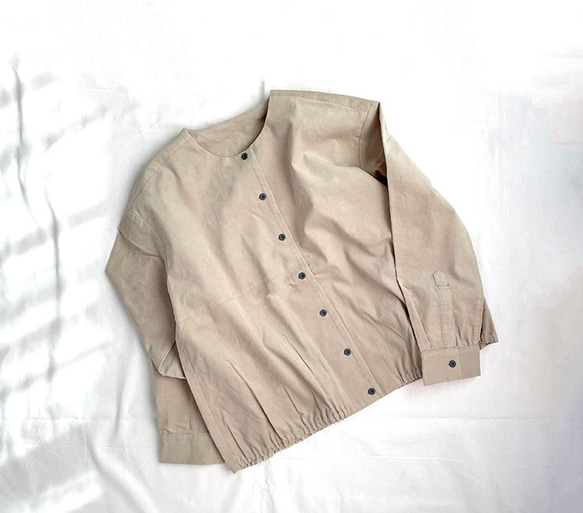 【新色】小さな襟ぐりのボーイッシュなノーカラーシャツ/ ベージュ細コーデュロイ 6枚目の画像