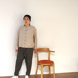【新色】小さな襟ぐりのボーイッシュなノーカラーシャツ/ ベージュ細コーデュロイ 5枚目の画像