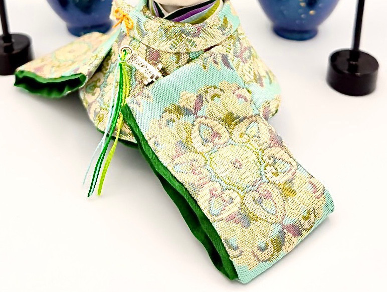 473 ひなまつり 着せ替えお着物〈若君〉《西陣織･淡水真珠》淡水色に丸華紋様正絹深緑襲