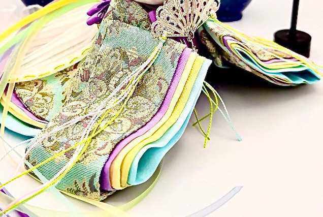 472ひなまつり 着せ替えお着物 〈十二単〉《西陣織･淡水真珠》淡水色地に丸華文様藤色かさね