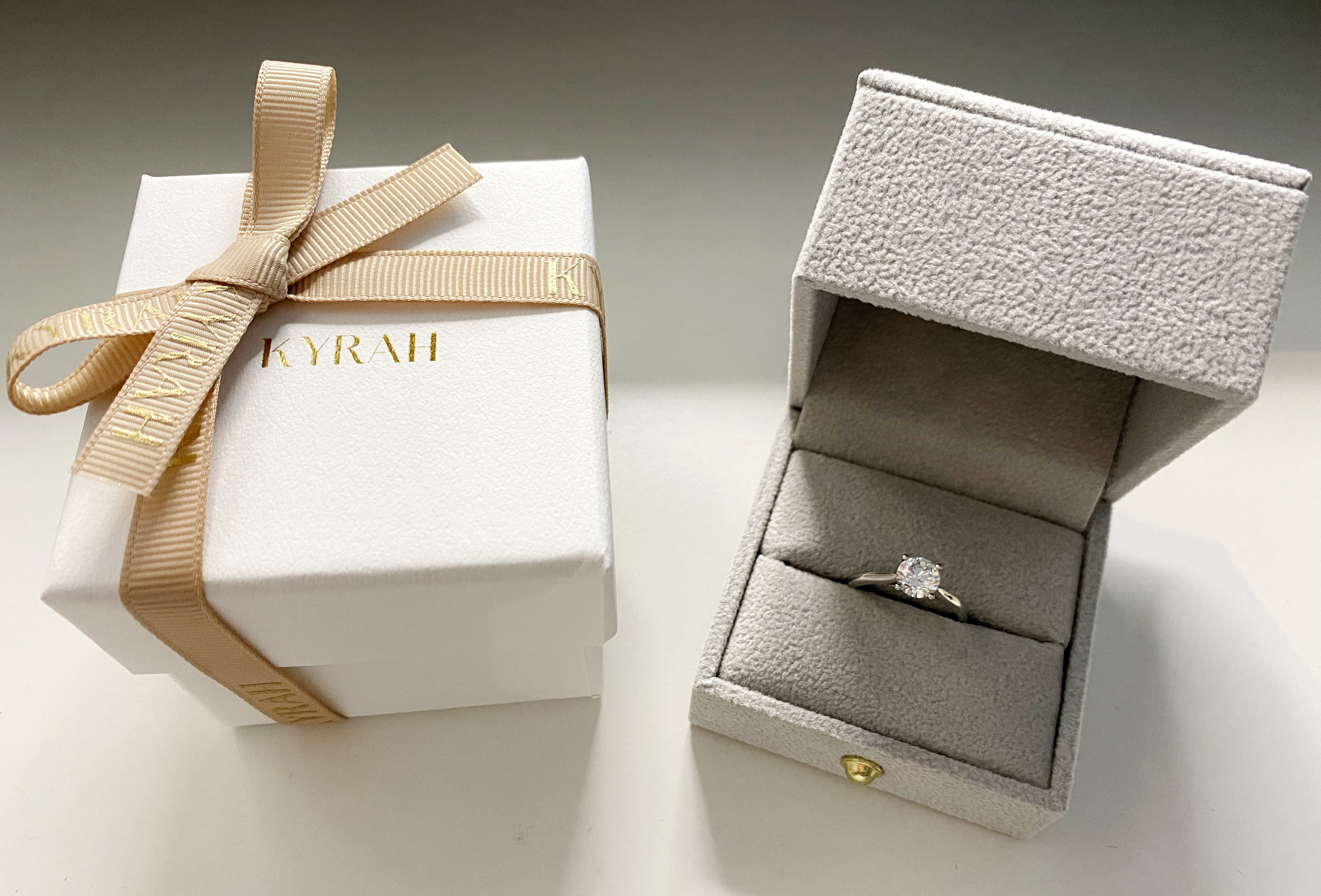 【婚約指輪】1.0ct ソリティアリング（プラチナ・18KYG・18KPG）