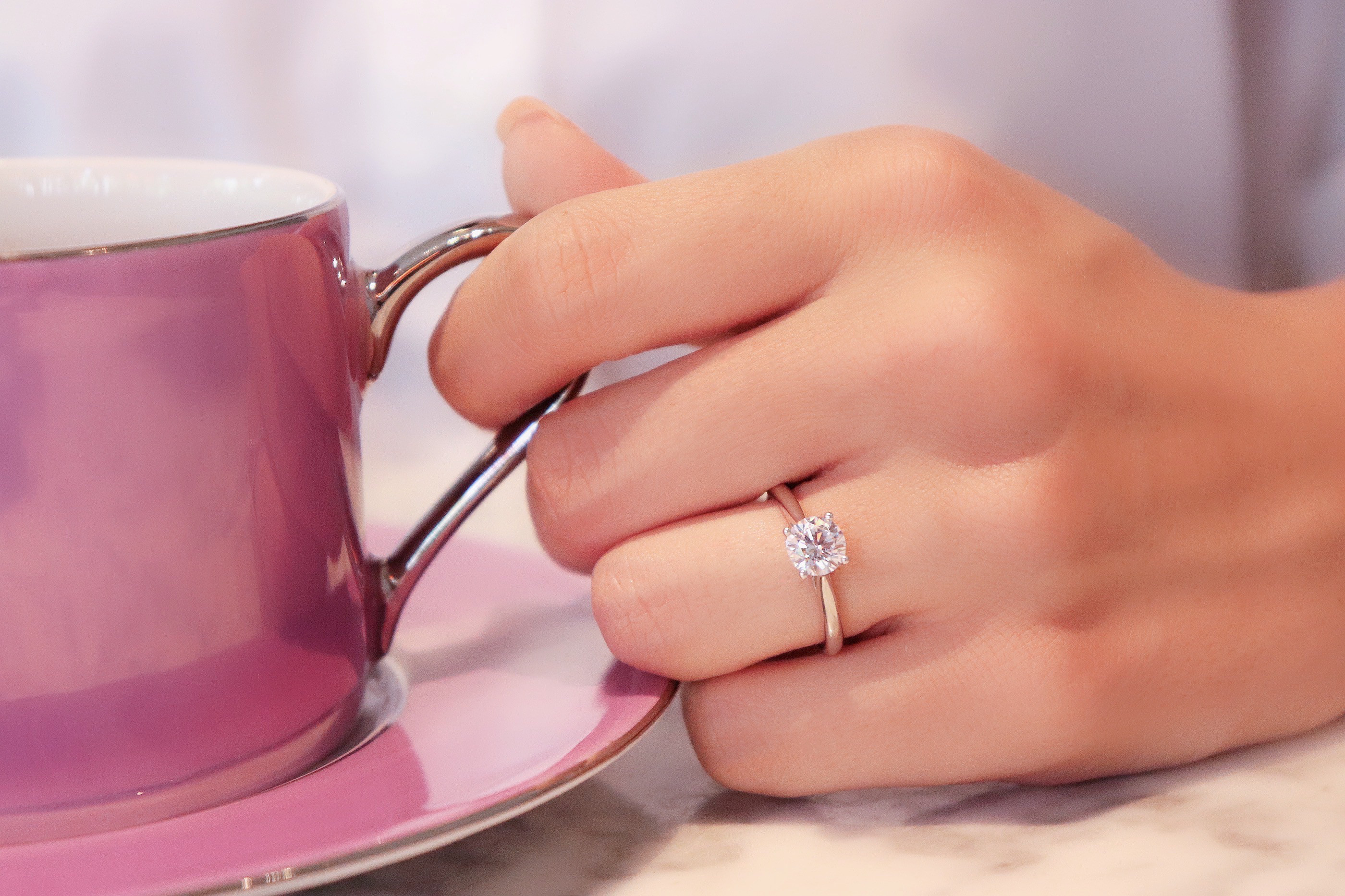 【婚約指輪】1.0ct ソリティアリング（プラチナ・18KYG・18KPG）