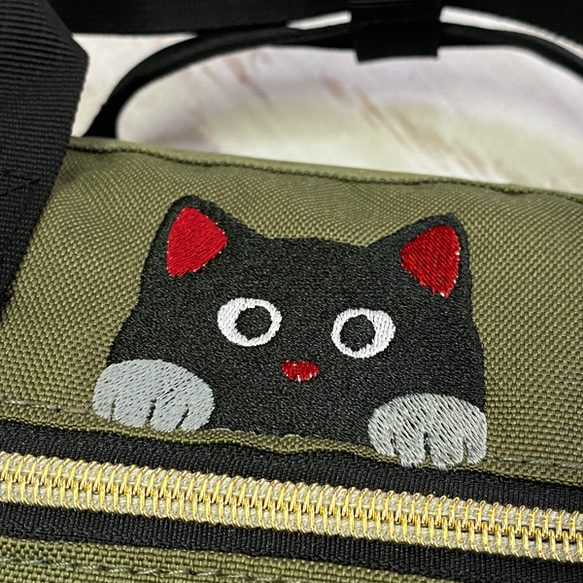 【送料無料】ひょっこり猫ちゃんの刺繍 2way ミニショルダーバッグ 軽量＜カーキ＞ 3枚目の画像