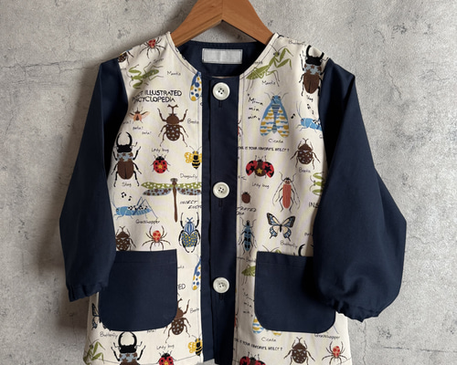 80～150size イラスト昆虫 前ボタン 長袖スモック 切替あり 子供服