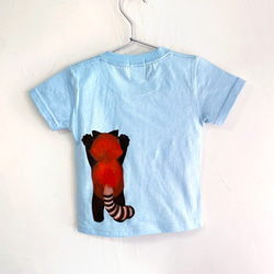キッズ レッサーパンダ柄Tシャツ ブルー 手描きで描いた動物柄Tシャツ 3枚目の画像