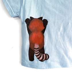 キッズ レッサーパンダ柄Tシャツ ブルー 手描きで描いた動物柄Tシャツ 4枚目の画像