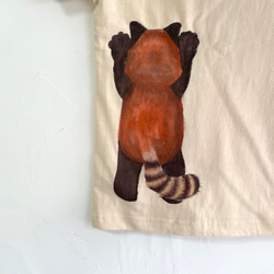 キッズ レッサーパンダ柄Tシャツ ナチュラル 手描きで描いた動物柄Tシャツ 4枚目の画像
