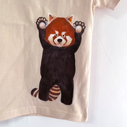 キッズ レッサーパンダ柄Tシャツ ナチュラル 手描きで描いた動物柄Tシャツ 2枚目の画像