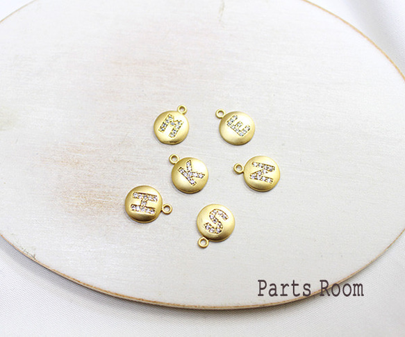 [數量有限] [1 piece] Cubic initial flat round charm [E] [Matte gold] 第2張的照片