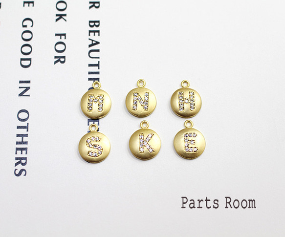 [數量有限] [1 piece] Cubic initial flat round charm [E] [Matte gold] 第5張的照片