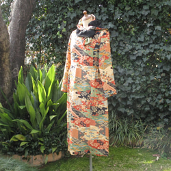 華やかな柄の縮緬着物地で作ったスカーフ付きドレス。春先のパーテイに映える1点。 7枚目の画像