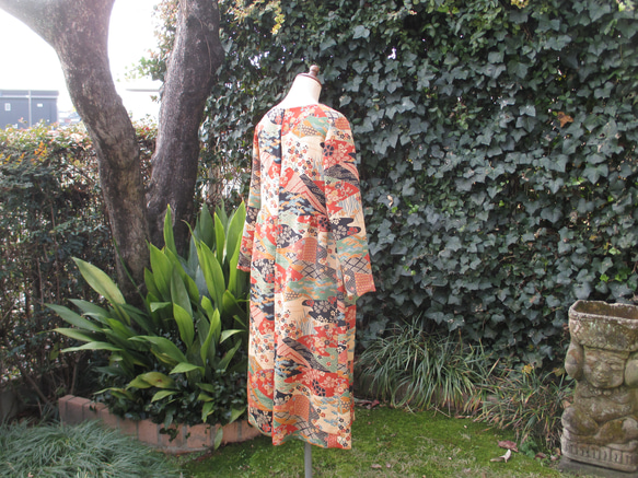 華やかな柄の縮緬着物地で作ったスカーフ付きドレス。春先のパーテイに映える1点。 3枚目の画像