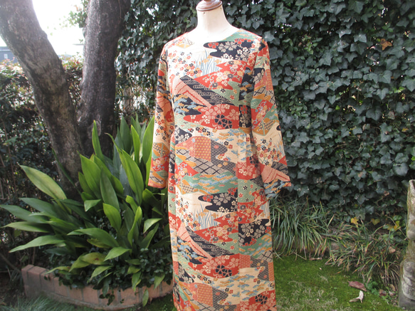 華やかな柄の縮緬着物地で作ったスカーフ付きドレス。春先のパーテイに映える1点。 2枚目の画像