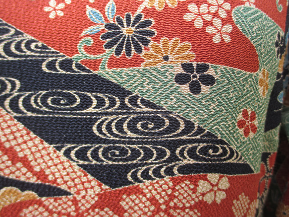 華やかな柄の縮緬着物地で作ったスカーフ付きドレス。春先のパーテイに映える1点。 8枚目の画像