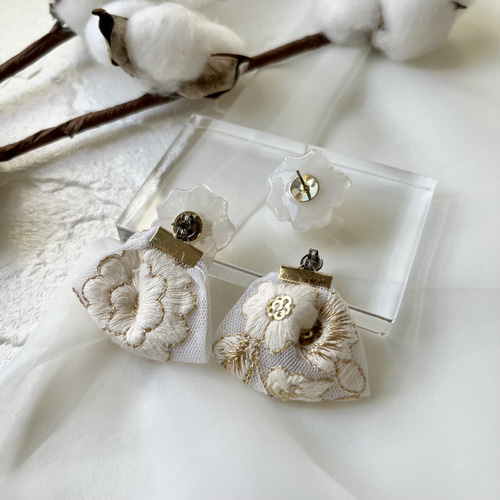ウェディングシーンに♡インド刺繍リボンと白いお花のピアス